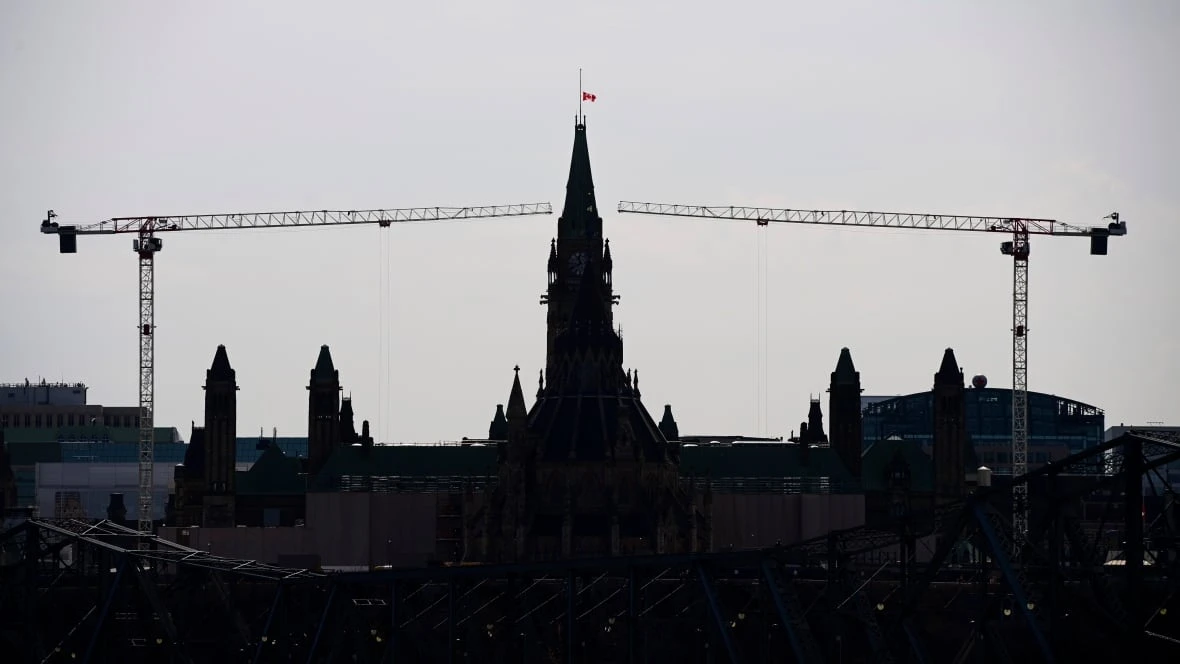 Yes, cranes are supposed to spin in the wind like that