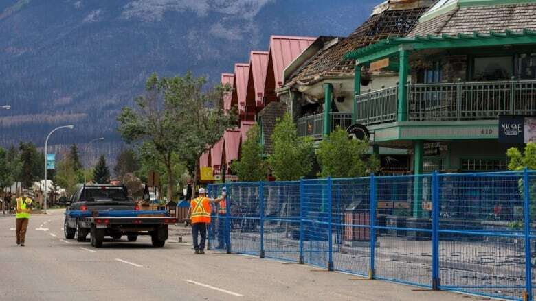 Out-of-control Jasper wildfire grows by 7,500 hectares as weather heats up