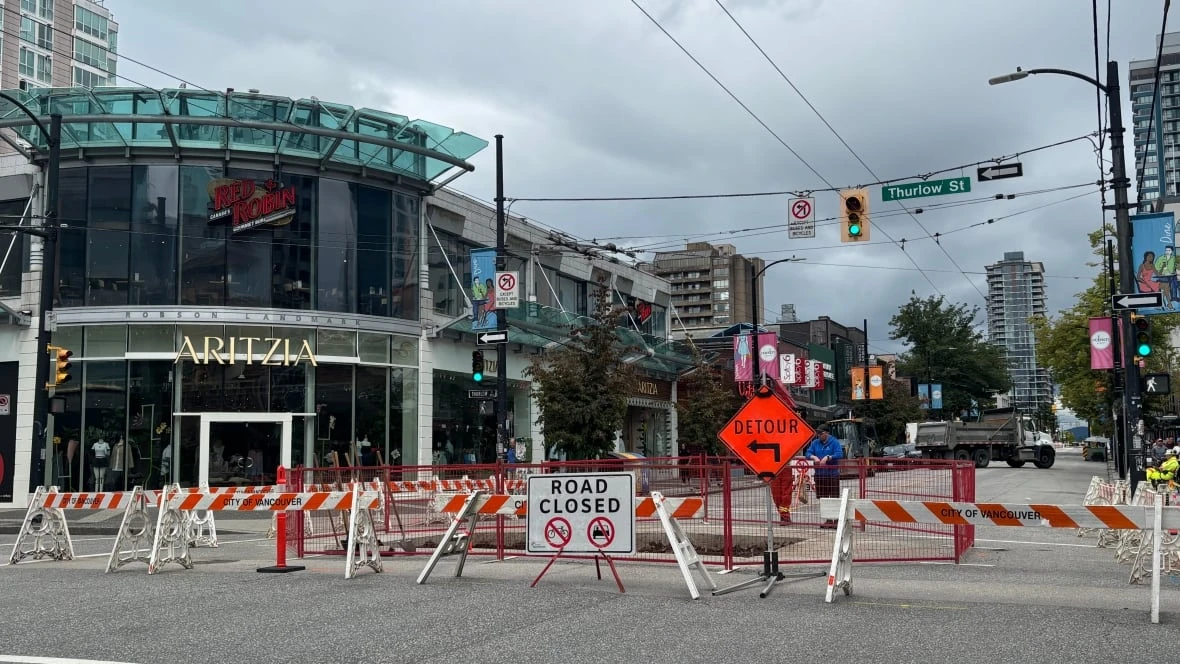 Small sinkhole closes stretch of Vancouver's Robson Street