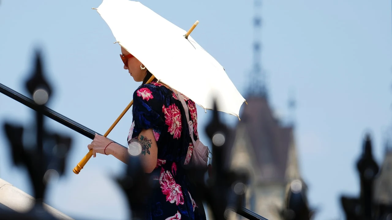 Heat warnings issued as temperatures set to soar Monday