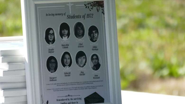 Memorial honours 8 Bunibonibee Cree Nation students, pilot killed in 1972 Winnipeg plane crash