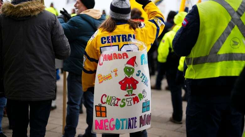 Canada Post strike marks 2 weeks during busy Black Friday shopping weekend