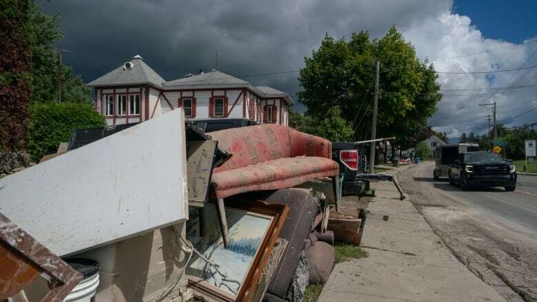 Flooding takes a toll on mental health. Here's how Quebecers can help each other cope