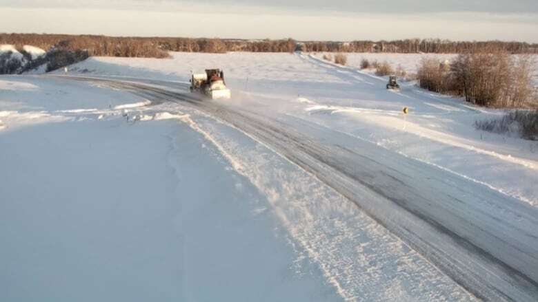 Highway crews clearing snow after storm dumps up to 20 cm across southern Sask.