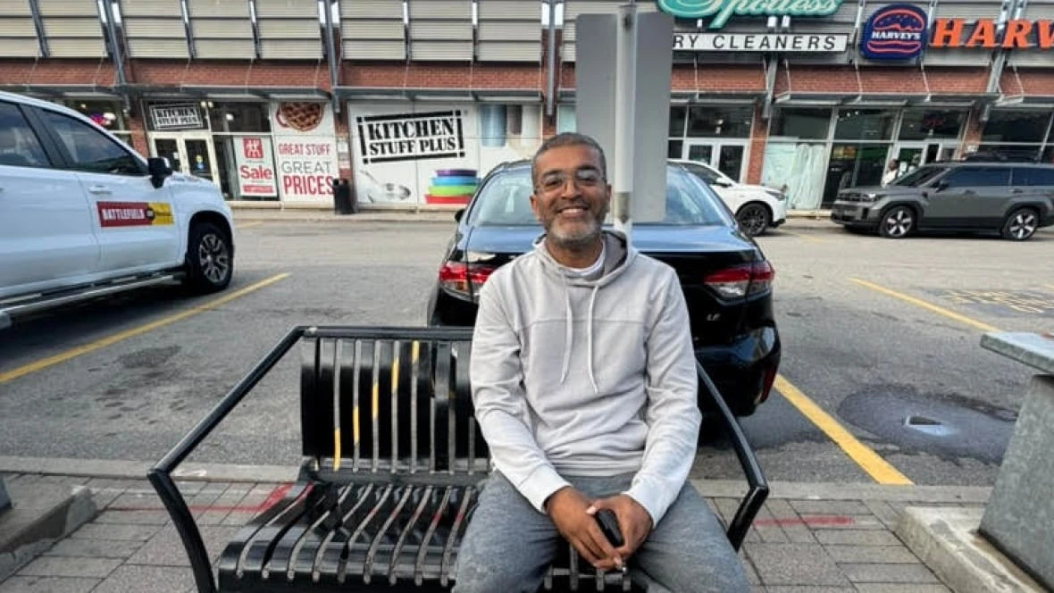 After a stranger helped him survive a heart attack, social media lets Toronto man say thanks