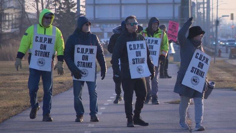 Manitoba postal workers hit picket line as Canada Post strike halts deliveries