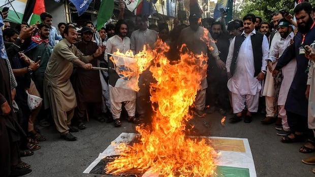 What brought India and Pakistan to the brink of war — again