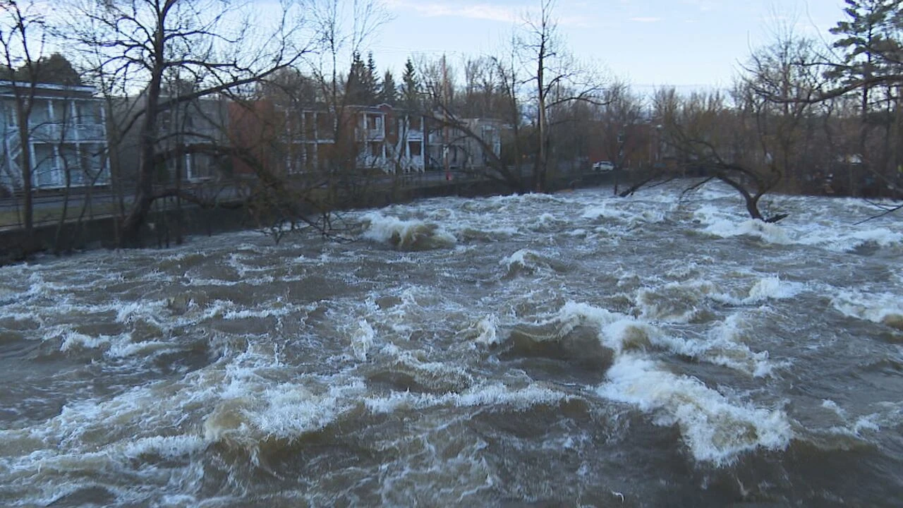 Montreal sandbags against spring flooding, as Ont. town closes bridges