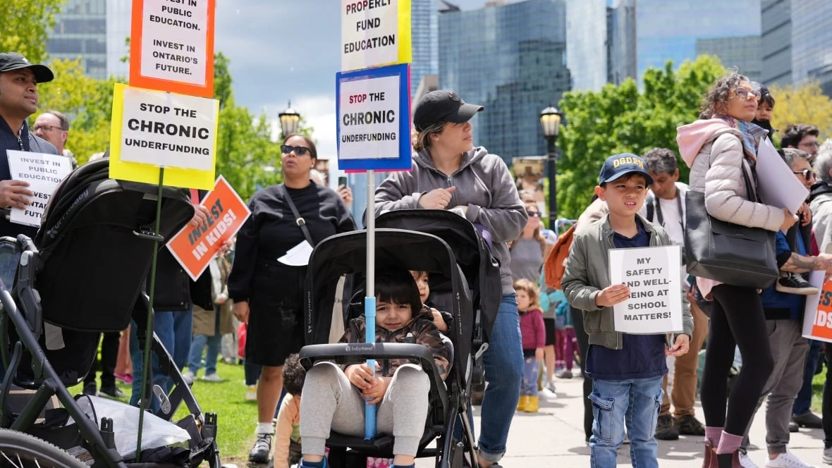 Ontario teachers demand province increase education funding