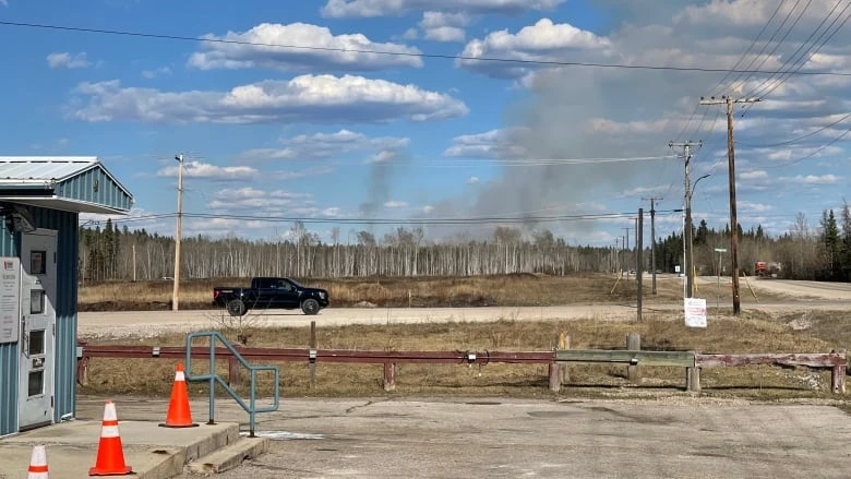Things 'stable' in Fort Smith, N.W.T., with nearby wildfire being held