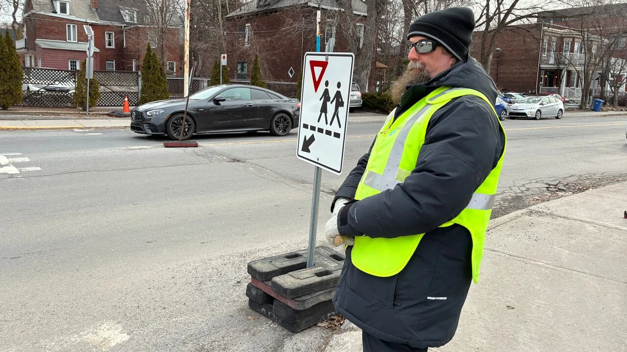 Montreal West parents rejoice as students get crossing guard at busy intersection