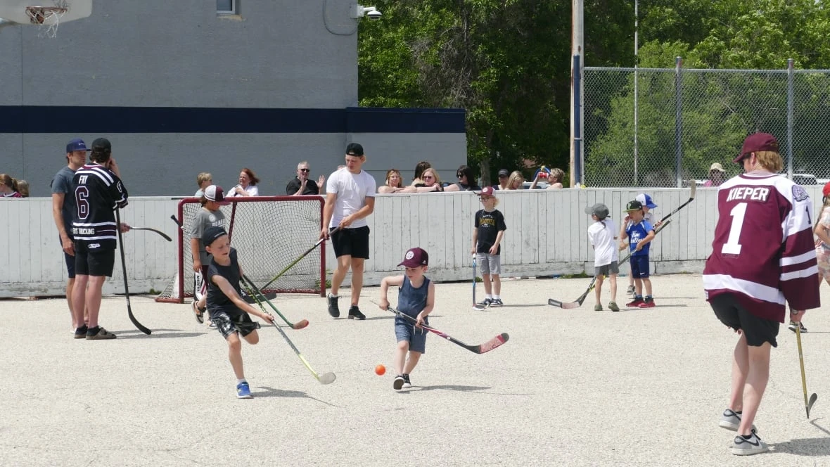 Flin Flon evacuees gather for street hockey game organized by former Bombers captain
