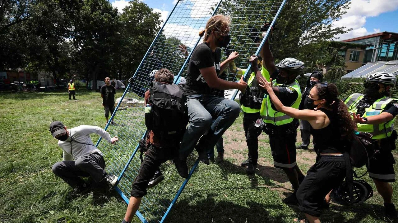 Police evict residents of Toronto park encampment