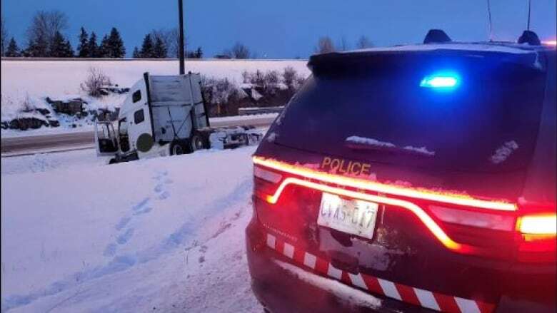 Ottawa wakes to 15 cm of snow, collisions on roadways after Monday snowstorm