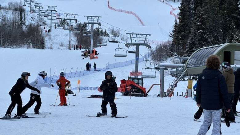 Whitehorse's Mount Sima ski hill closed after chairlift malfunction that left 100 people in the air