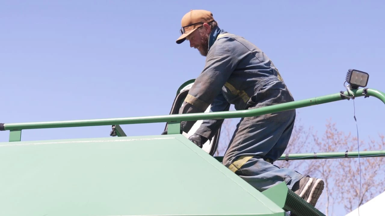 Cold temperatures, strong winds delay seeding for Manitoba farmers