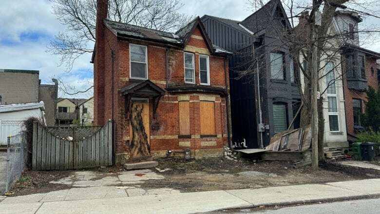 Tens of thousands declare early to avoid Toronto's vacant home tax