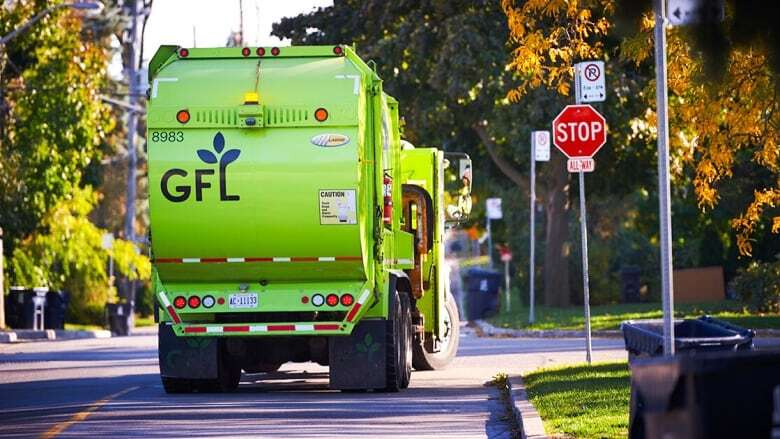 Committee votes to extend private Toronto garbage collection for $289M