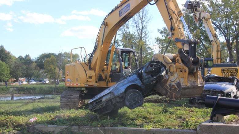 Crews working to pull cars from the Detroit River in Sandwich Town