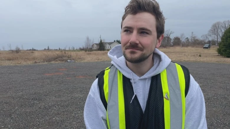 P.E.I. man on a mission to make Island roads cleaner, one ditch at a time