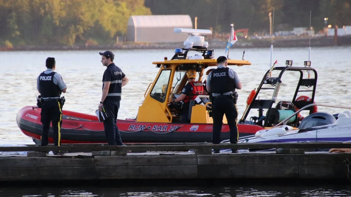 1 person airlifted to hospital after boat crash at North Vancouver's Cates Park