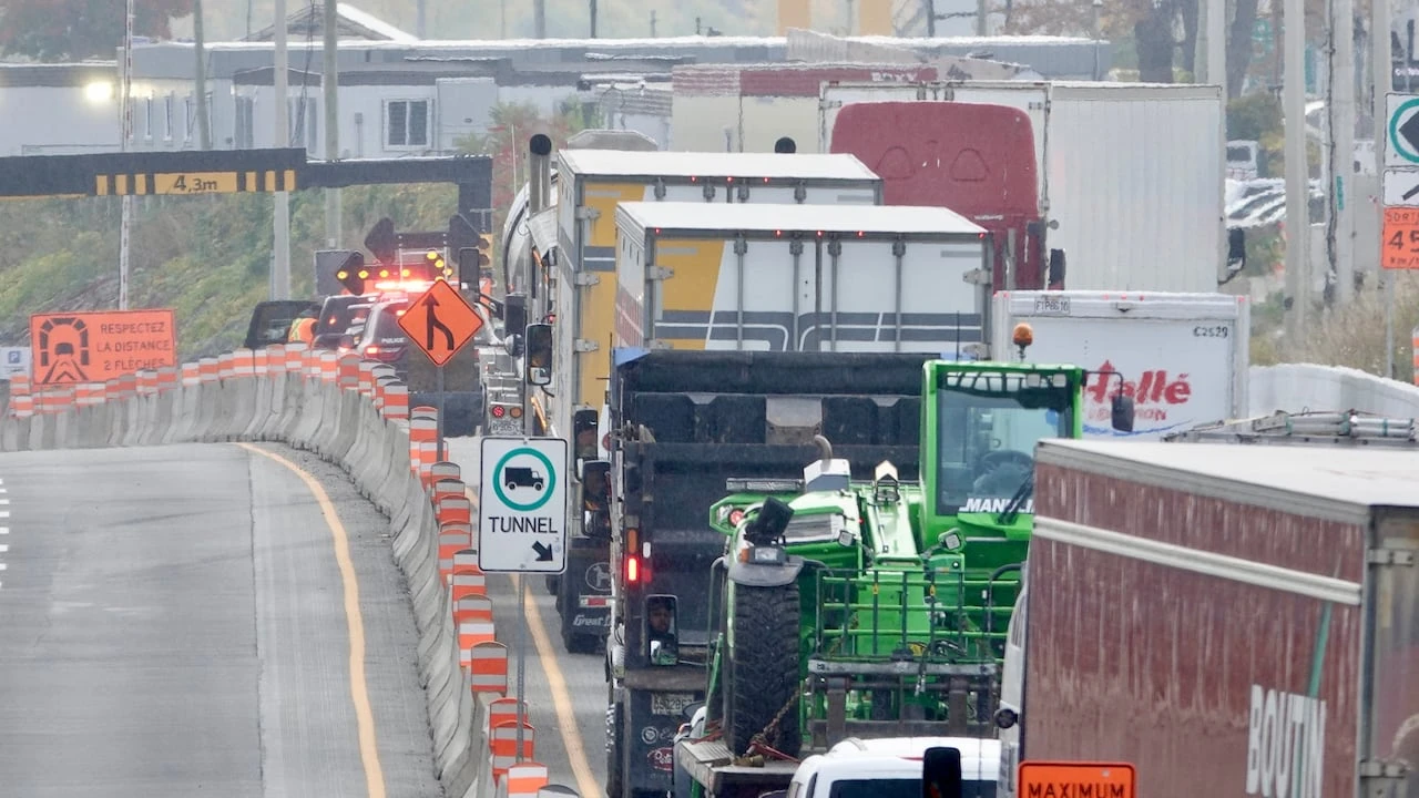 Southbound La Fontaine Tunnel closed, cars at a standstill after truck incident