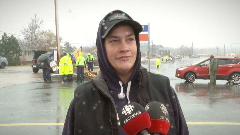 Striking postal workers in N.S. say they'd rather not be on the picket line