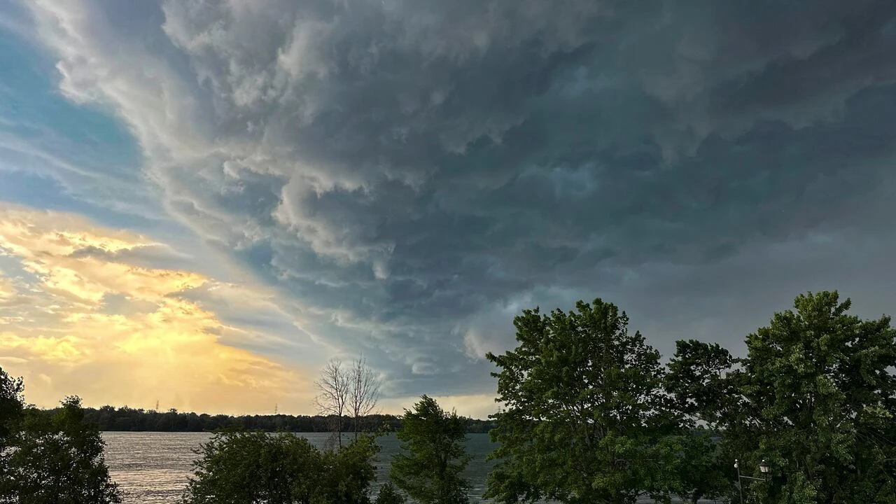 Severe thunderstorm watch, tornado risk issued for much of southern Quebec