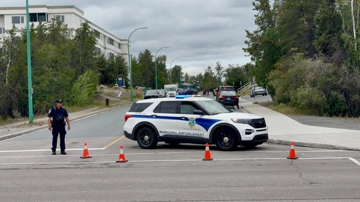 Yellowknife municipal enforcement headed for picket lines Monday