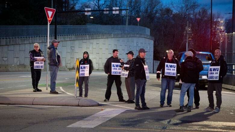 No talks scheduled in standoff between employers, union in B.C. port dispute