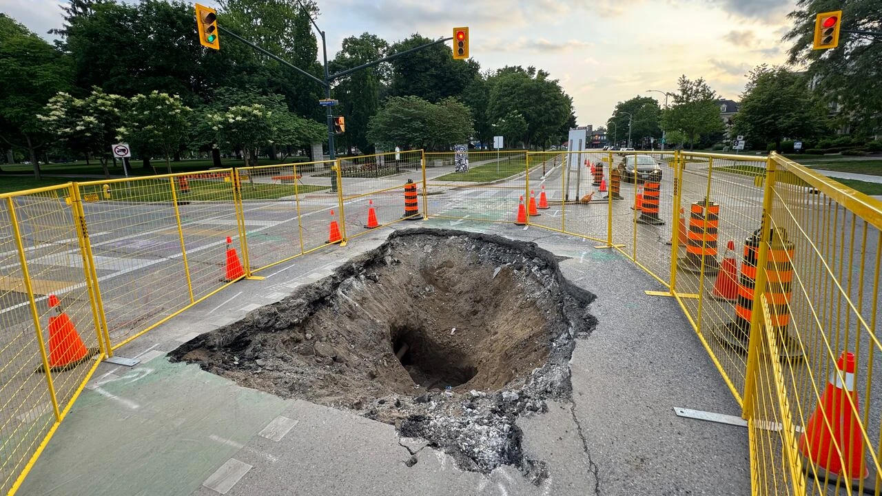 Sinkhole disrupts the morning commute in downtown London