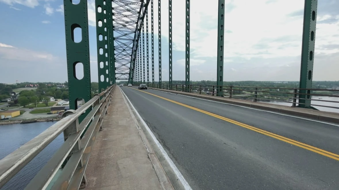 Province 'grasping at straws' for solutions for Centennial Bridge, residents say