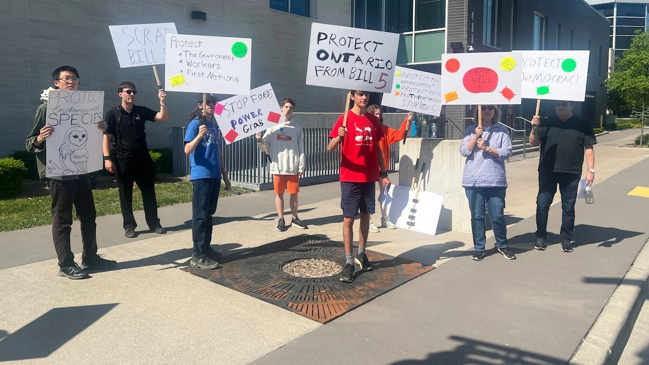 Windsor high school student leads Bill 5 protest