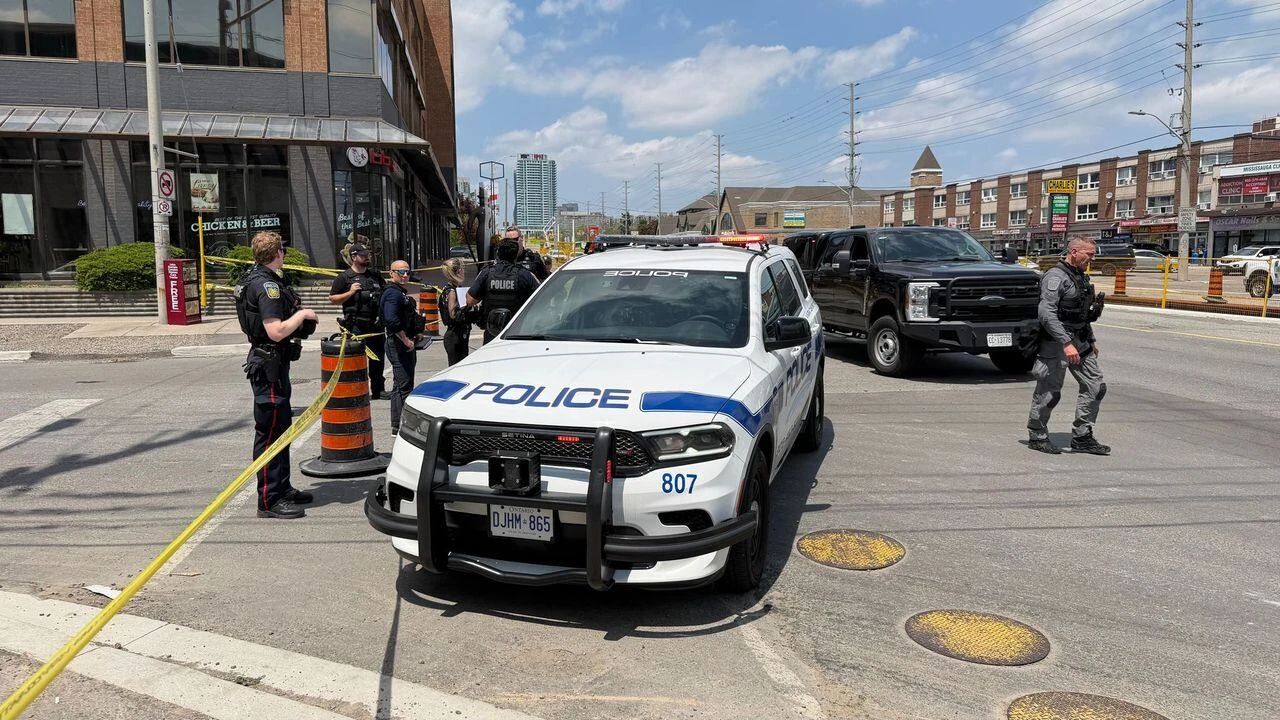 Man dies in Mississauga stabbing, police search for suspects