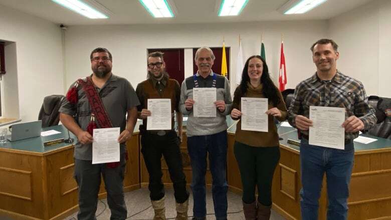 Dawson City's town councillors have been sworn into office after rejecting oath to the King