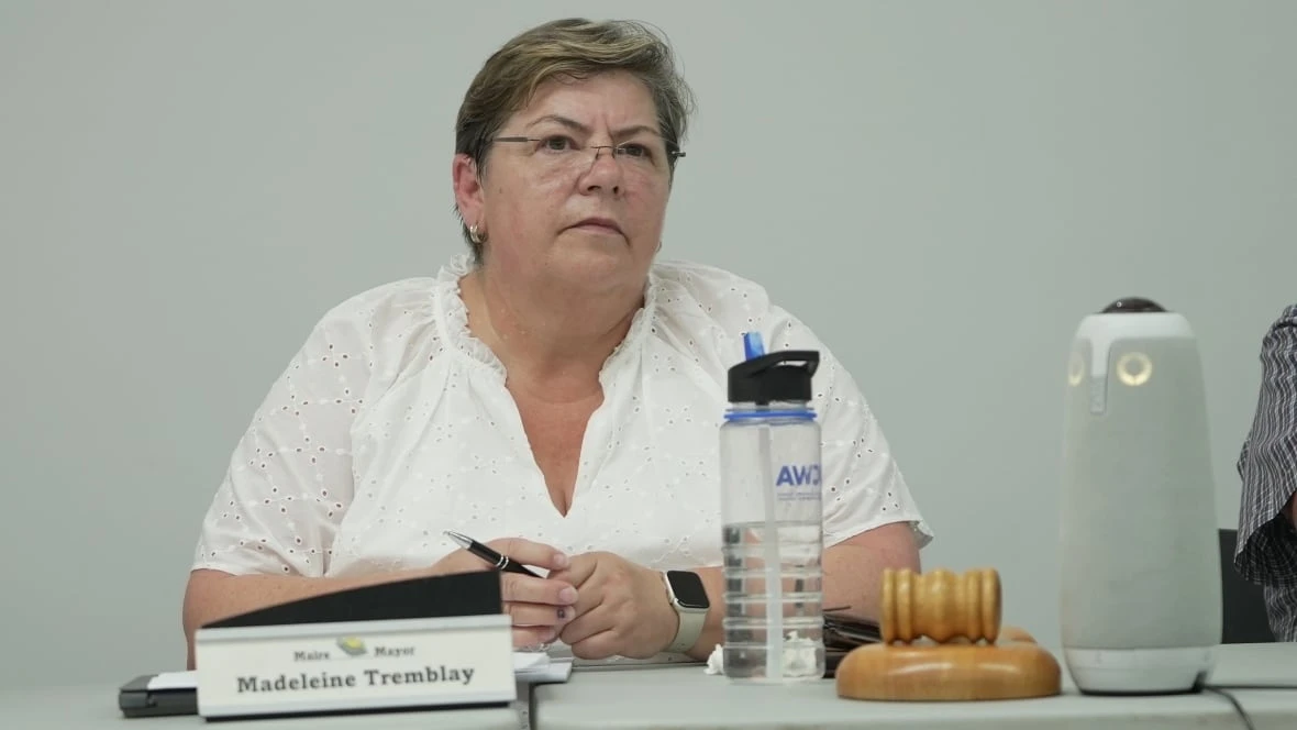 Northern Ontario small-town mayor says she won't step down as community narrowly avoids shutdown
