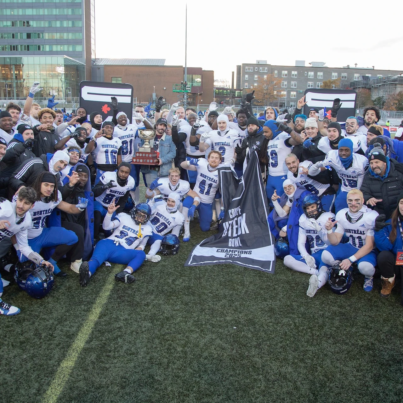 Montreal Carabins thump Saint Mary's Huskies to advance to Vanier Cup game
