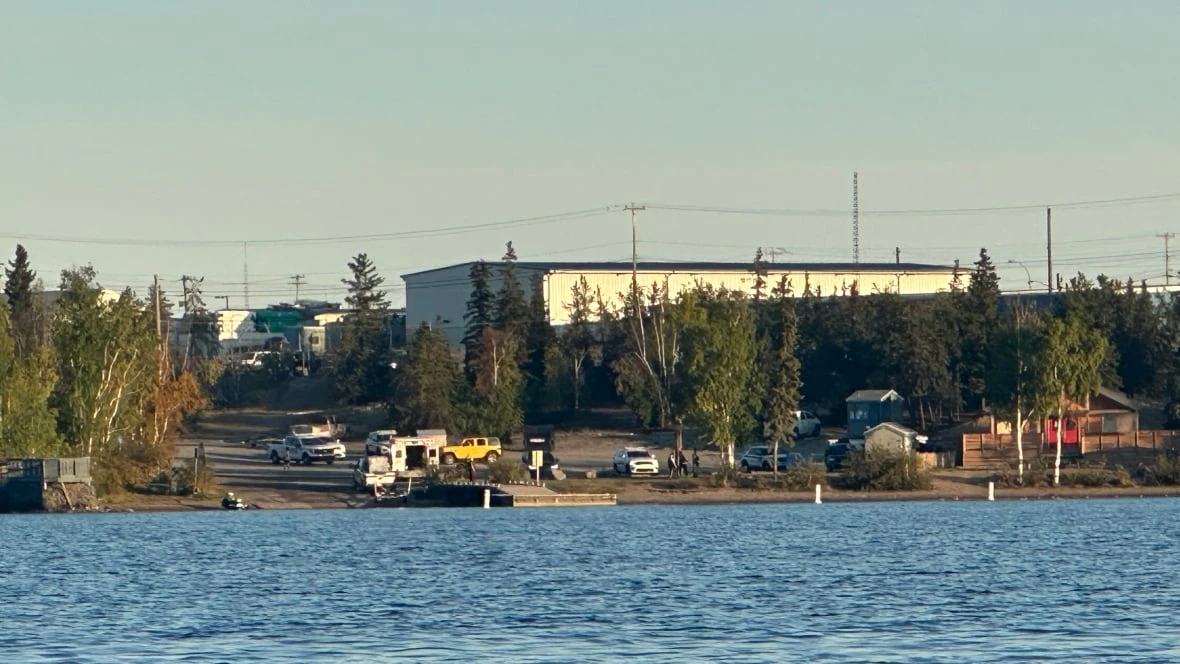 Man drowns after falling off paddleboard at Yellowknife's Long Lake