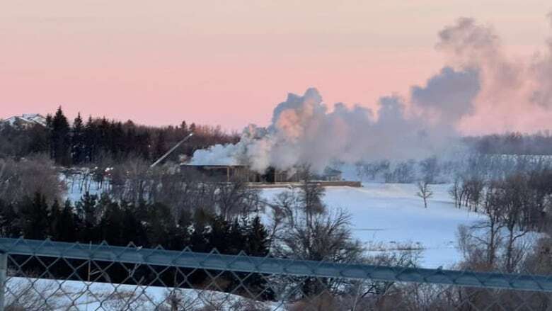 'Heroic' firefighters battle southern Manitoba golf clubhouse fire days after grand reopening