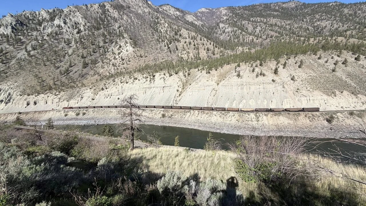 Small coal train derails near Lytton, B.C.