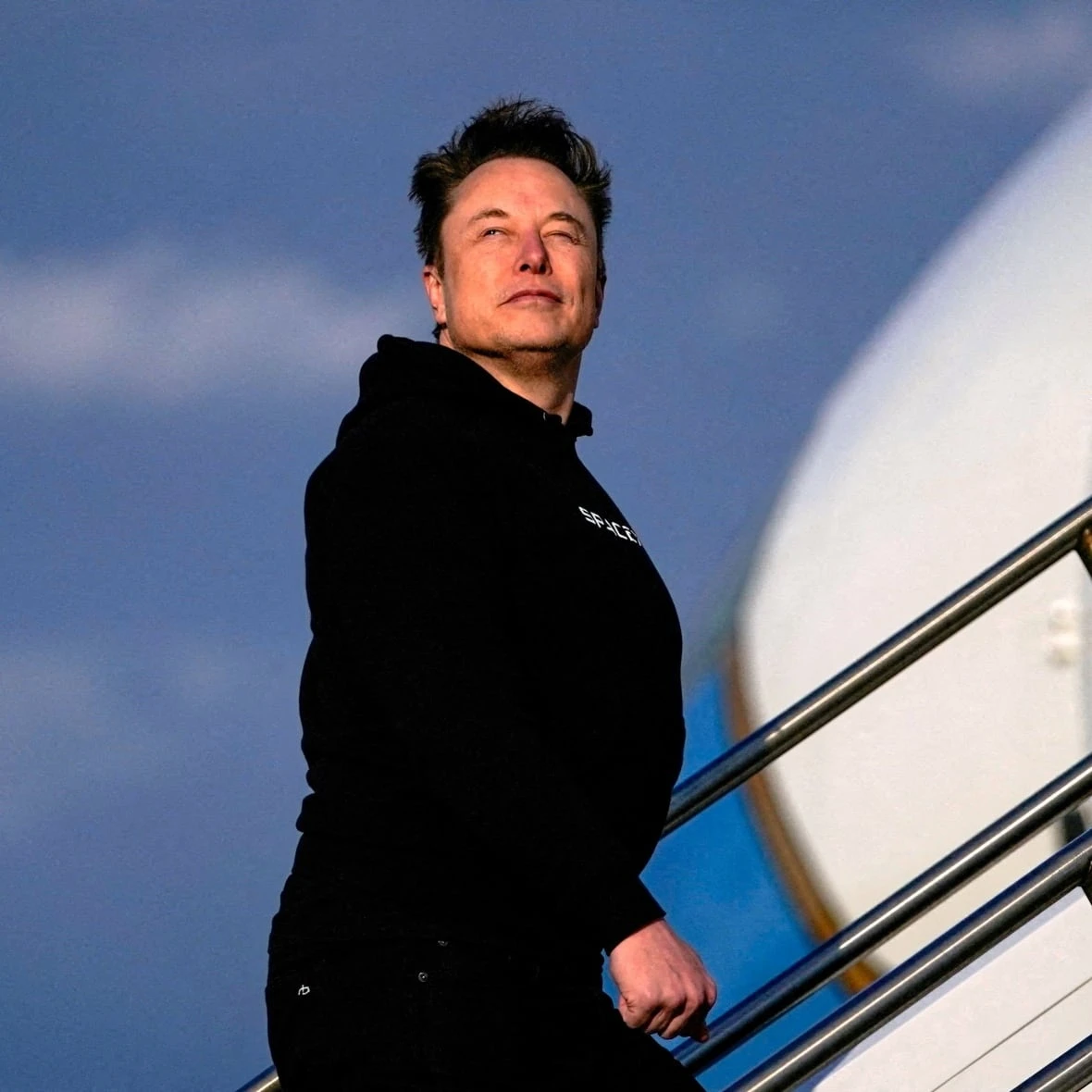 Elon Musk makes surprise touchdown in small B.C. town