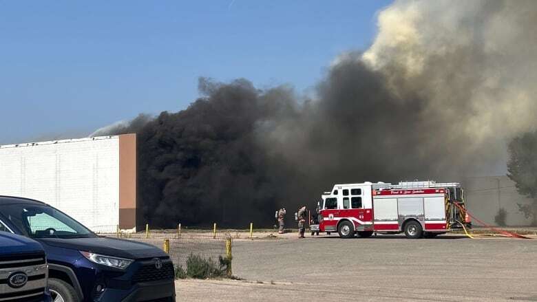 Noxious smoke from fire at flooring business fills air in southern Saskatoon