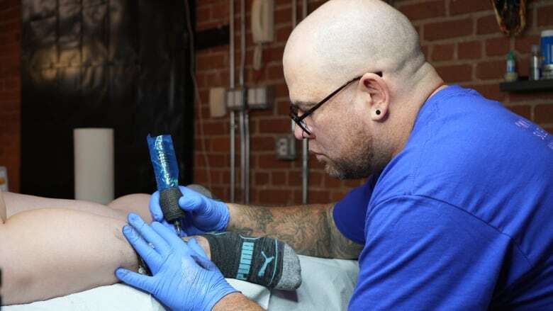 Tattoo artist holds free event for Métis frontline workers in Regina