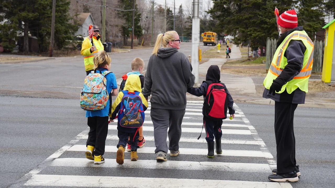 Crossing guards in Thunder Bay, Ont., honour fallen colleagues fatally struck while on duty