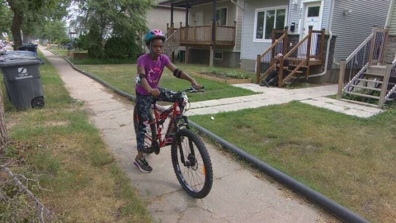 9-year-old Saskatoon girl uplifted by neighbour's kindness after bike theft