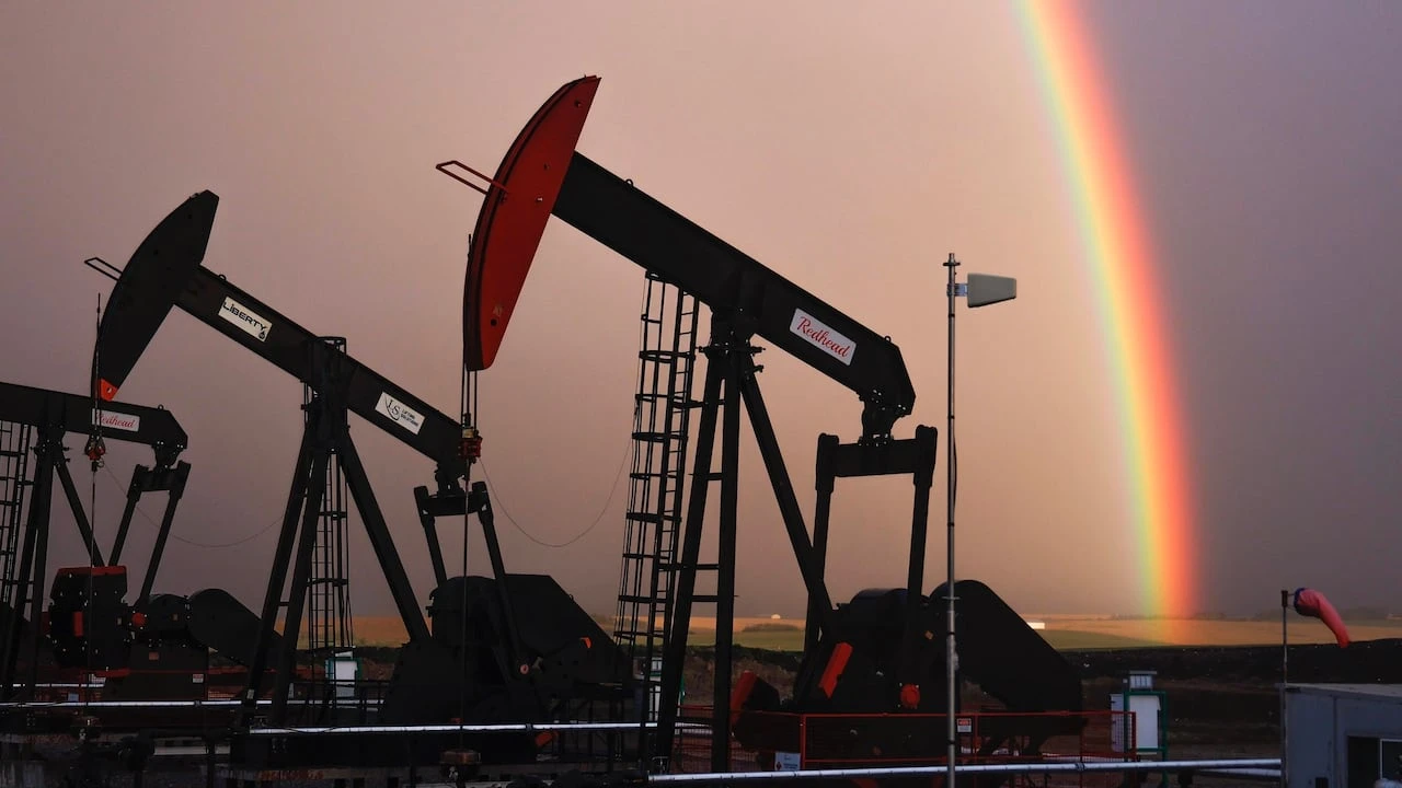 Ottawa tables fiscal update boosted by surging oil prices, while industry maintains cautious approach