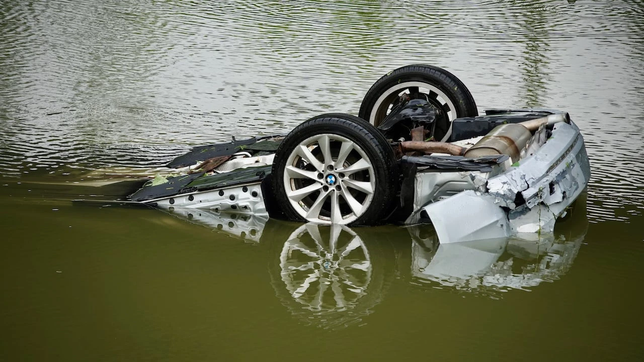 Police chase ends with 2 dead, car submerged in Coteau-du-Lac, Que.