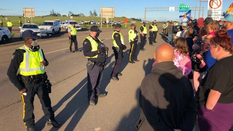 Arrests made at N.B.-N.S. border as RCMP break up blockade
