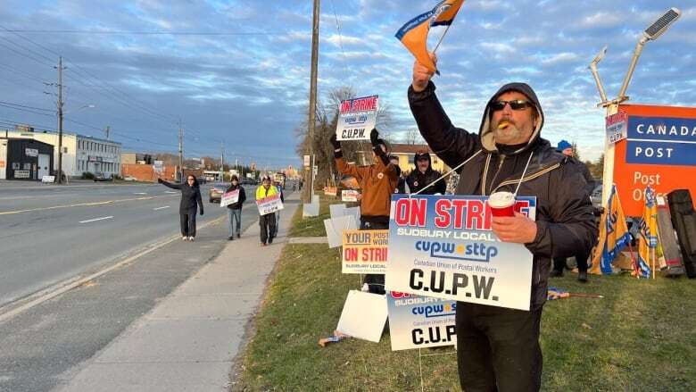 Northeastern Ontario businesses adapt as strike begins by postal workers