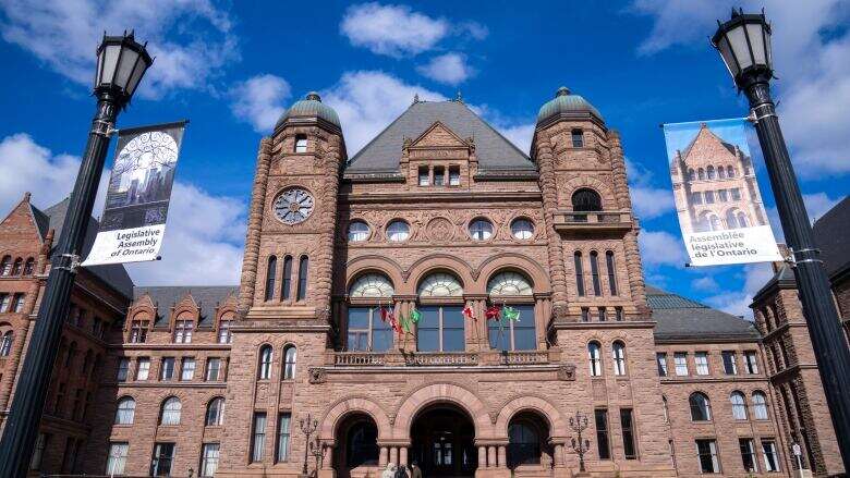 Provincial engineers allege Ontario government unlawfully locking them out